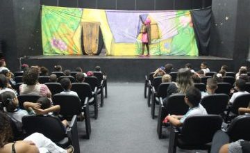 Alunos da Rede Municipal assistem espetáculo no Teatro Municipal de Santa Luzia