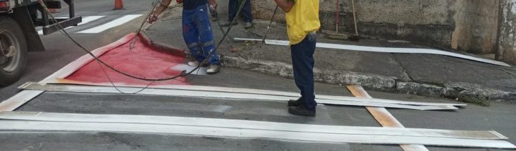Prefeitura dá continuidade à pintura de faixa de pedestres em frente às escolas