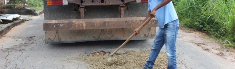 Prefeitura inicia preenchimento de buracos com bica corrida, para que após período chuvoso seja iniciada operação tapa-buraco na cidade