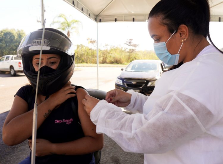 Prefeitura promove drive-thru para vacinação de industriários do município